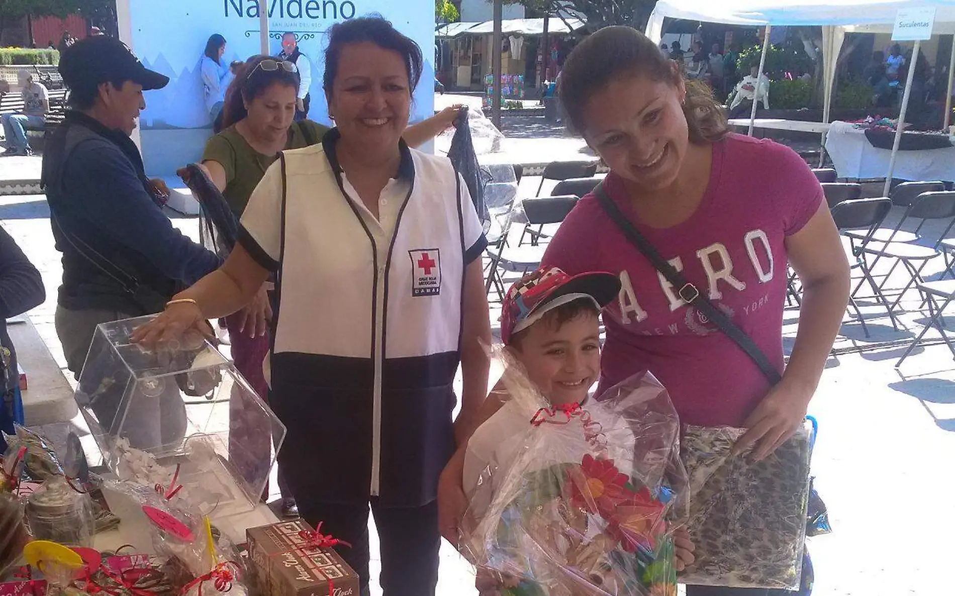 Las damas voluntarias de la Cruz Roja participan en esta noble causa.